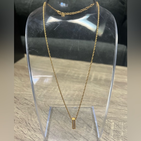 Like New! Vintage Nina Ricci Gold Pendant Necklace - Picture 3 of 7